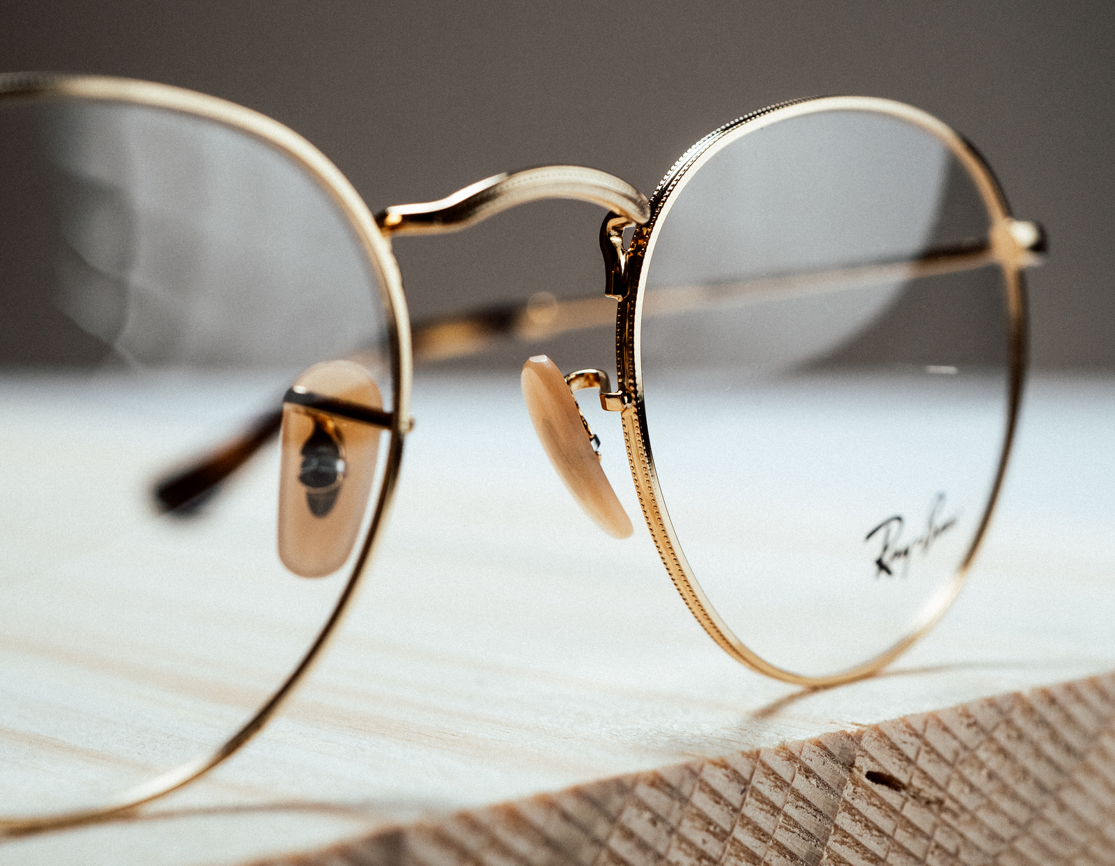 Zu sehen ist eine Ray Ban Metall-Fassung in der Farbe Gold.
